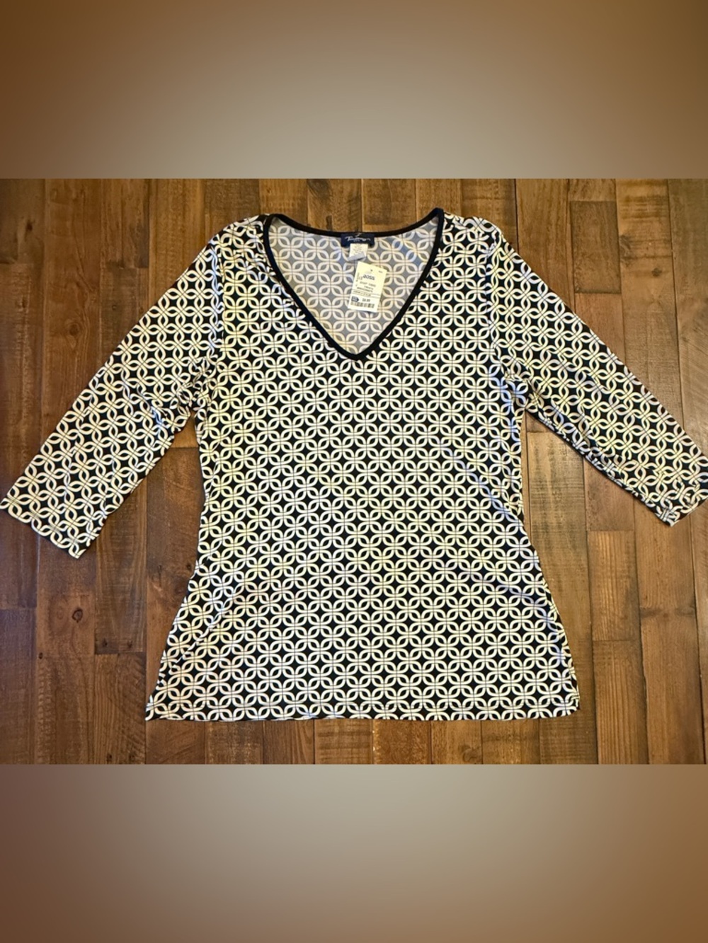 Tendency V-Neck Black & White Geometric Long Sleeve Tee
